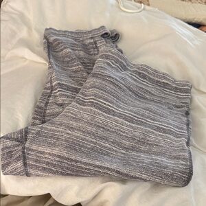 Xersion women’s Gray Striped workout capri cut out leggings w/secret pocket-XL